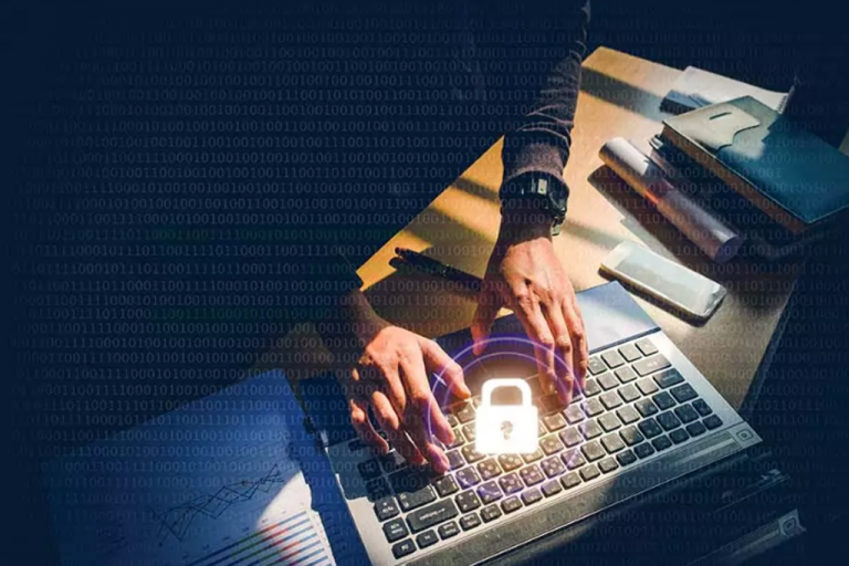 Manos tecleando en un portátil con el icono de un candado superpuesto