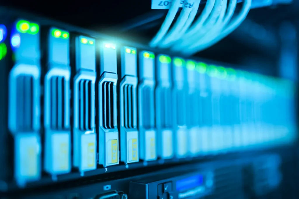 Servidores con cables de red en un centro de datos
