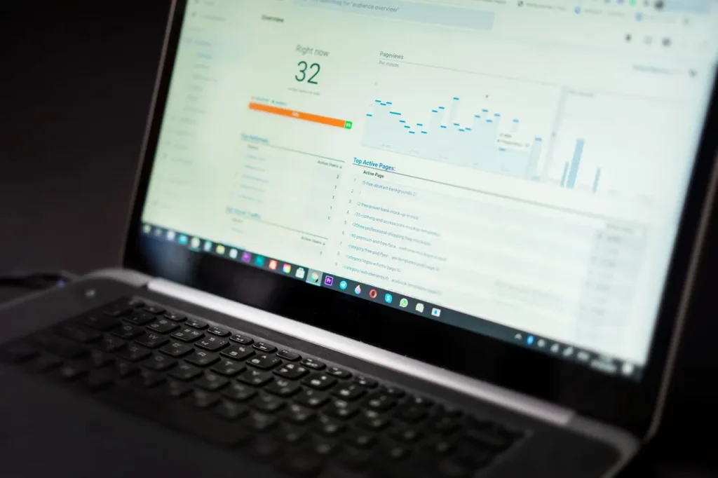 Portátil con un panel de estadísticas y monitorización de una web