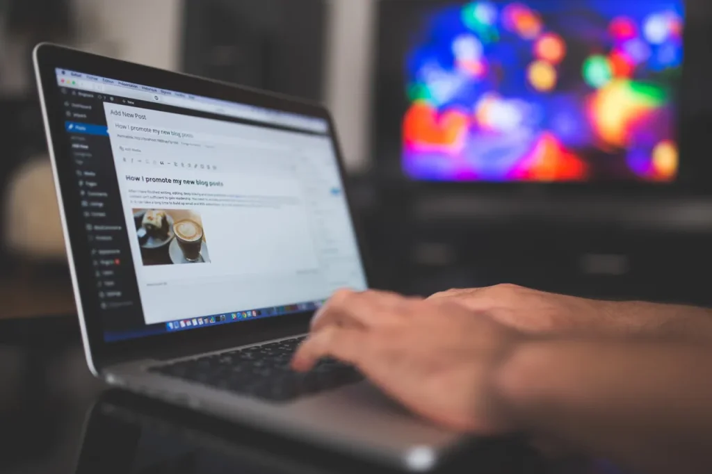 Mantenimiento web WordPress: portátil con el editor de WordPress abierto