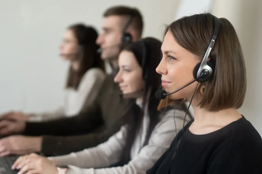 Equipo de soporte técnico atendiendo con auriculares